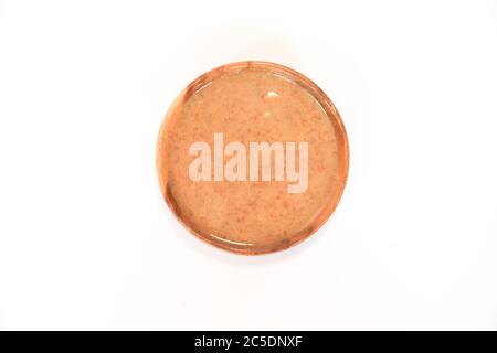 Sauce aux arachides dans un bol isolé sur fond blanc. Généralement utilisé pour le satay. Sauce trempée d'Asie du Sud-est faite avec du lait de coco et des arachides Banque D'Images