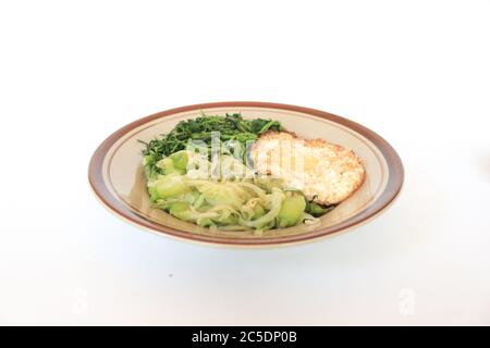 Légumes pour ingrédient de noix de pécan. Le Pecel est une cuisine traditionnelle de l'Indonésie de Java Ouest, faite de légumes à la vapeur et servie avec de la sauce aux arachides. Banque D'Images