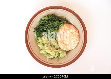 Légumes pour ingrédient de noix de pécan. Le Pecel est une cuisine traditionnelle de l'Indonésie de Java Ouest, faite de légumes à la vapeur et servie avec de la sauce aux arachides. Banque D'Images