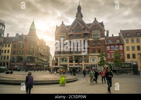 Copenhague, Danemark - 19 octobre 2015. Piétons marchant dans le centre de la place de l'hôtel de ville qui est le début de la rue commerçante principale, Sro Banque D'Images