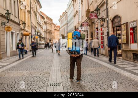 Un touriste avec un grand sac à dos est en marche le long de la rue de la vieille Europe Banque D'Images