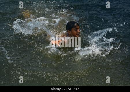 Inde. 02 juillet 2020. Un garçon de Kashmiri se rafraîchit dans le lac Dal pour combattre la chaleur le jour chaud de l'été à Srinagar.avec le Cachemire est resté dans l'emprise des conditions météorologiques chaudes et humides avec sa température élevée, la ville de Srinagar a été témoin du jour le plus chaud de cet été avec le mercure touchant 33 degrés Celsius. (Photo de Musaib Mushtaq/Pacific Press) crédit: Pacific Press Agency/Alay Live News Banque D'Images