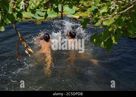 Srinagar, Inde. 02 juillet 2020. Les garçons de Kashmiri se rafraîchit dans un ruisseau pour combattre la chaleur le jour chaud de l'été à Srinagar.tandis que le Cachemire est resté dans l'emprise des conditions météorologiques chaudes et humides avec sa température élevée, la ville de Srinagar a été témoin du jour le plus chaud de cet été avec le mercure touchant 33 degrés Celsius. (Photo de Musaib Mushtaq/Pacific Press) crédit: Pacific Press Agency/Alay Live News Banque D'Images