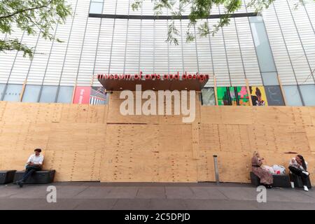 Le Musée des arts et du design du Columbus Circle s'est monté en mer depuis les manifestations du BLM et a fermé ses portes depuis la pandémie du coronavirus ou du covid-19 Banque D'Images