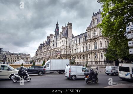 Paris, France - 18 juin 2015 : façade de l'Hôtel de ville de Paris (Hôtel de ville). Voitures dans la rue Banque D'Images