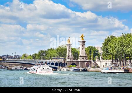 Paris, France - 19 juin 2015 : Paris, France - 19 juin 2015 : pont Alexander III. Bateaux de tourisme. Un groupe de touristes sur un navire. Marche sur la R Banque D'Images