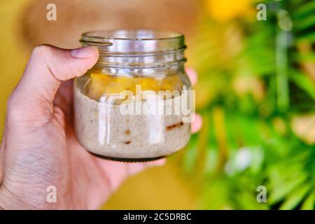 Pudding de graines de mangue à la noix de coco dans un pot en verre Banque D'Images