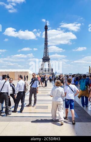 Paris, France - 19 juin 2015 : les gens sur la place du Trocadéro. Vue sur la Tour Eiffel Banque D'Images