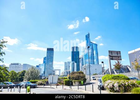 Paris, France - 19 juin 2015 : vue sur la Défense - quartier financier et d'affaires moderne de Paris avec immeubles en hauteur Banque D'Images