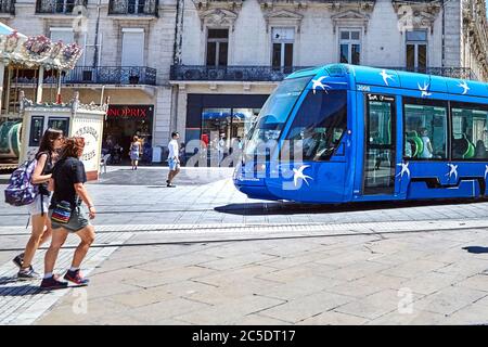 MONTPELLIER, FRANCE - 24 juin 2015 : architecture de la place de la Comédie. Piétons et tramway bleu. Transports publics de la ville dans la rue Banque D'Images