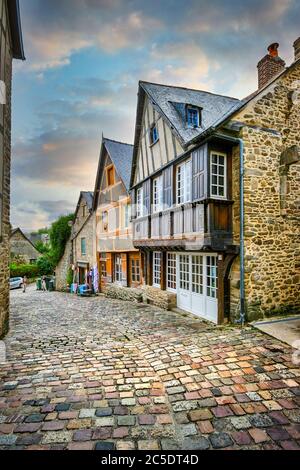 Dinan, Bretagne, France. Vieilles maisons typiques en pierre et à colombages rénovées le long de la rue du Jerzual, une ancienne rue pavée. Banque D'Images