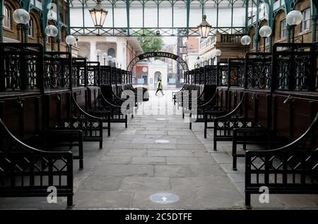 Les étals du marché Apple restent fermés à Covent Garden, Londres, avant la levée des restrictions de verrouillage supplémentaires en Angleterre qui entrent en vigueur samedi. Banque D'Images