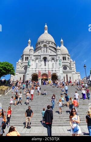 Paris, France - 28 juin 2015 : Cathédrale du Sacré-cœur sur la colline de Montmartre. Les gens qui marchent dans les escaliers contre le fond de la façade principale de la te Banque D'Images