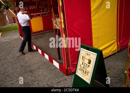 Les réacteurs jouent à des jeux de champ de foire à Blistes Hill Victorian Town, une partie des musées Ironbridge gorge à Ironbridge, Shropshire, se préparant à la réouverture aux membres du public lorsque la levée des restrictions de verrouillage supplémentaires en Angleterre entrera en vigueur samedi. Banque D'Images