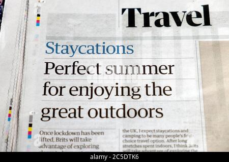 Titre du journal la section Voyage du journal Guardian 'Staycations Perfect Summer for apremières for aperce the Great Outdoors' après le verrouillage du 13 juin Londres UK Banque D'Images