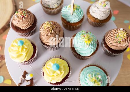 Petits gâteaux faits maison colorés servis sur une assiette blanche, tout près Banque D'Images