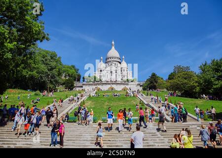 Paris, France - 28 juin 2015 : Cathédrale du Sacré-cœur sur la colline de Montmartre. Les gens photographiant et marchant dans les escaliers. Ciel bleu. Jour ensoleillé d'été Banque D'Images