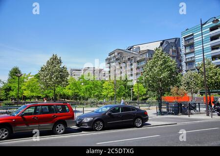 Paris, France - 28 juin 2015 : éco-quartier Clichy-Batignolles. Nouvelle architecture moderne. Parc Martin Luther King. Voitures garées Banque D'Images