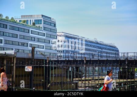 Paris, France - 28 juin 2015 : éco-quartier Clichy-Batignolles. Nouvelle architecture moderne. Ciel bleu. Jour ensoleillé d'été Banque D'Images