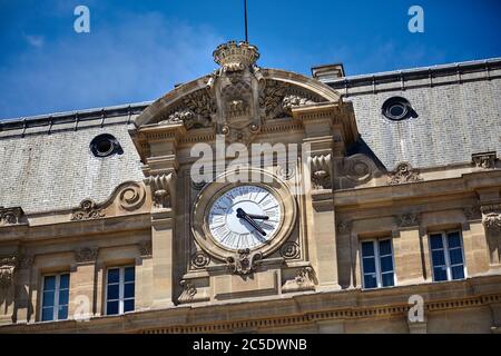 Paris, France - 29 juin 2015 : Gare Saint-Lazare. Horloge sur la façade du bâtiment Banque D'Images