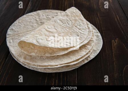 Lavash mince sans levain pain arménien plat sur table en bois Banque D'Images