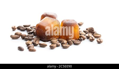 Café congelé. Cubes de glace et grains de café isolés sur fond blanc. Banque D'Images