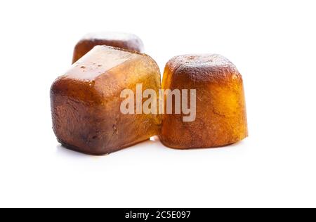 Café congelé. Glaçons isolés sur fond blanc. Banque D'Images