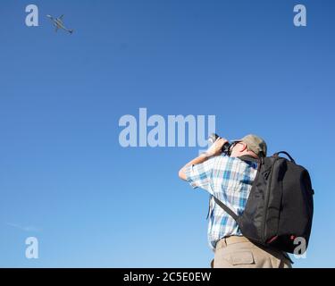 Un observateur d'avion est vu prendre une photo d'un plan aérien de passage sur une colline de l'observateur le 1er juillet 2020 à Varsovie, Pologne. La Pologne a étendu le sil Banque D'Images