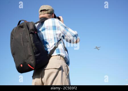 Un observateur d'avion est vu prendre une photo d'un plan aérien de passage sur une colline de l'observateur le 1er juillet 2020 à Varsovie, Pologne. La Pologne a étendu le sil Banque D'Images