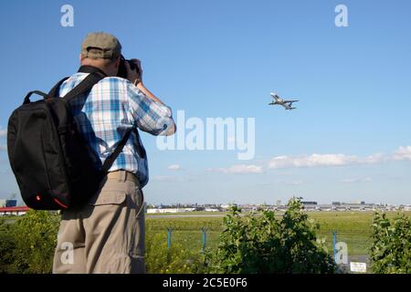 Un observateur d'avion est vu prendre une photo d'un plan aérien de passage sur une colline de l'observateur le 1er juillet 2020 à Varsovie, Pologne. La Pologne a étendu le sil Banque D'Images