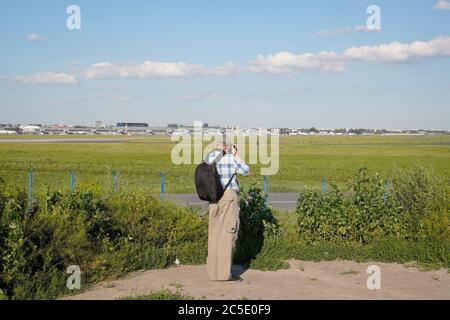 Un observateur d'avion est vu prendre une photo d'un plan aérien de passage sur une colline de l'observateur le 1er juillet 2020 à Varsovie, Pologne. La Pologne a étendu le sil Banque D'Images