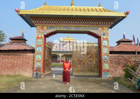 Lumbini, Népal - 18 janvier 2020 : monk devant la porte d'entrée de la zone monastique de Lumbini au Népal Banque D'Images