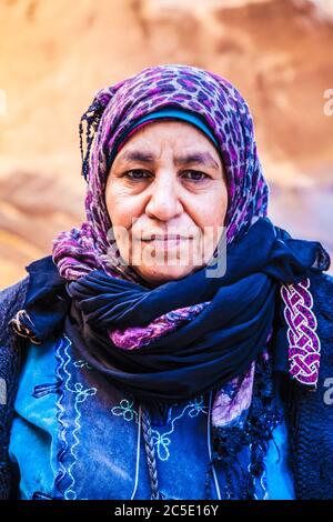 Portrait d'une femme d'âge mûr, Moslim, portant un hijab. Banque D'Images