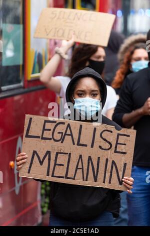 Une jeune fille présente un signe de protestation lors d'une manifestation Black Lives Matter, Londres, 28 juin 2020 Banque D'Images