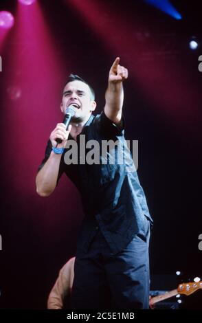 Robbie Williams se exécutant au Glastonbury Festival 1998, digne Farm Somerset, Angleterre, Royaume-Uni. Banque D'Images