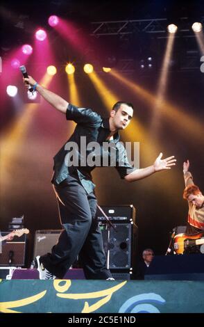 Robbie Williams se exécutant au Glastonbury Festival 1998, digne Farm Somerset, Angleterre, Royaume-Uni. Banque D'Images