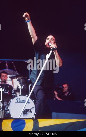 Robbie Williams se exécutant au Glastonbury Festival 1998, digne Farm Somerset, Angleterre, Royaume-Uni. Banque D'Images