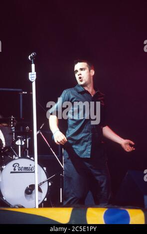 Robbie Williams se exécutant au Glastonbury Festival 1998, digne Farm Somerset, Angleterre, Royaume-Uni. Banque D'Images