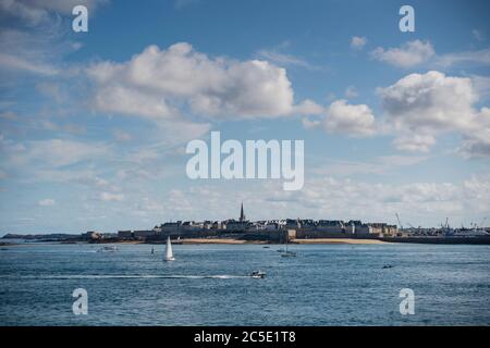 Vue lointaine de la ville fortifiée de Saint-Malo vue de Dinard, Bretagne, France Banque D'Images