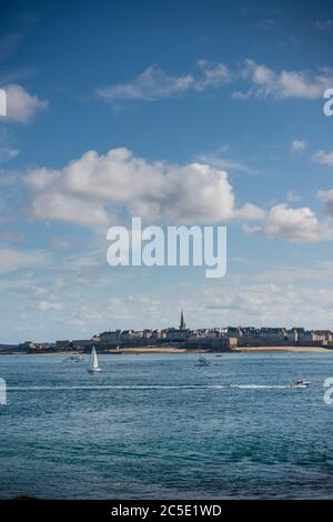 Vue lointaine de la ville fortifiée de Saint-Malo vue de Dinard, Bretagne, France Banque D'Images