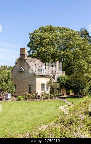 Un petit cottage typique en pierre à côté de la Winchcombe Way sur les collines Cotswold près du hameau de Farmcote, Gloucestershire Royaume-Uni Banque D'Images