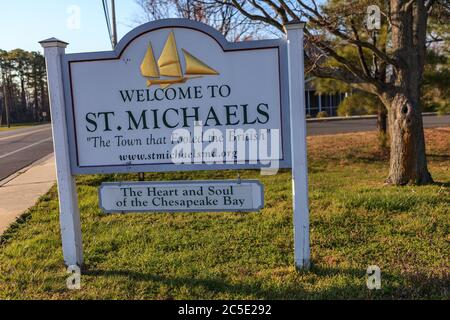 St. Michaels, MD, USA - 30 mars 2013: Le panneau Bienvenue à St. Michaels à St.Michaels, Maryland. Banque D'Images