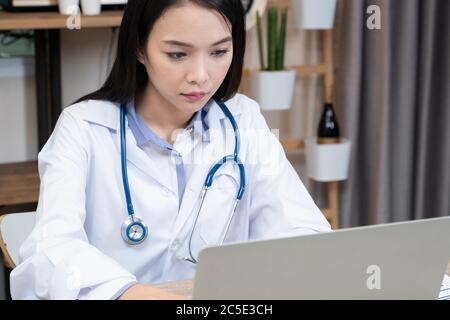 Une femme asiatique médecin au travail. Banque D'Images