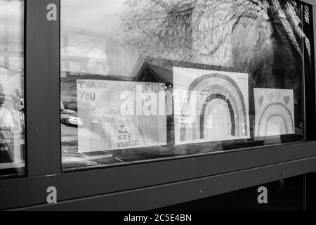 OAKHAM/RUTLAND, ANGLETERRE- 18 AVRIL 2020 : dessins arc-en-ciel dans une fenêtre de station-feu pendant la pandémie du coronavirus Banque D'Images