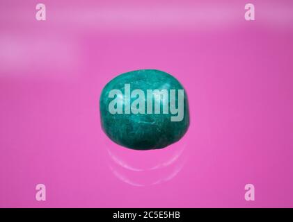 L'amazonite, également connue sous le nom d'Amazonstone, est un minéral vert tectosilicate, une variété de feldspath de potassium. Banque D'Images