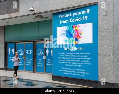 Slough, Berkshire, Royaume-Uni. 2 juillet 2020. Slough Borough Council a installé de nouveaux panneaux sur des vitrines vides à Slough High Street, Berkshire, rappelant aux gens comment se protéger contre Covid-19 et leur santé mentale. Crédit : Maureen McLean/Alay Banque D'Images