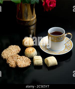 Biscuits orientaux et tasse de thé Banque D'Images