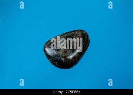 L'astrophyllite est un minéral de silicate de titane brun à jaune doré, très rare, en fer de potassium hydraté. Banque D'Images