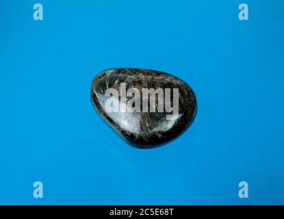 L'astrophyllite est un minéral de silicate de titane brun à jaune doré, très rare, en fer de potassium hydraté. Banque D'Images