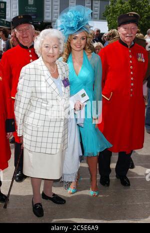 L'image doit être créditée ©Alpha Press 058010 23/05/05 Dame Vera Lynn et Katherine Jenkins le salon des fleurs de Chelsea 2005 à l'hôpital Royal de Chelsea, Londres. Banque D'Images